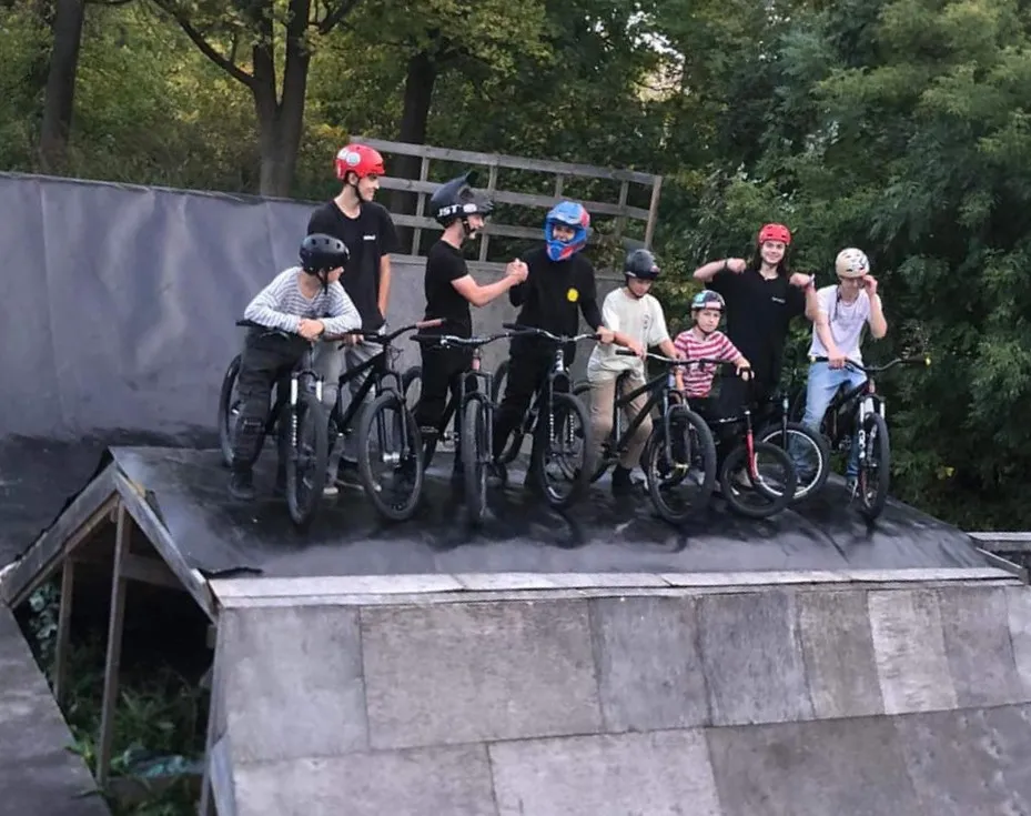 rowerzyści na skateparku