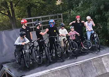 dzieci na skateparku