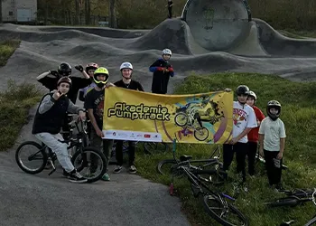 dzieci na pumptracku