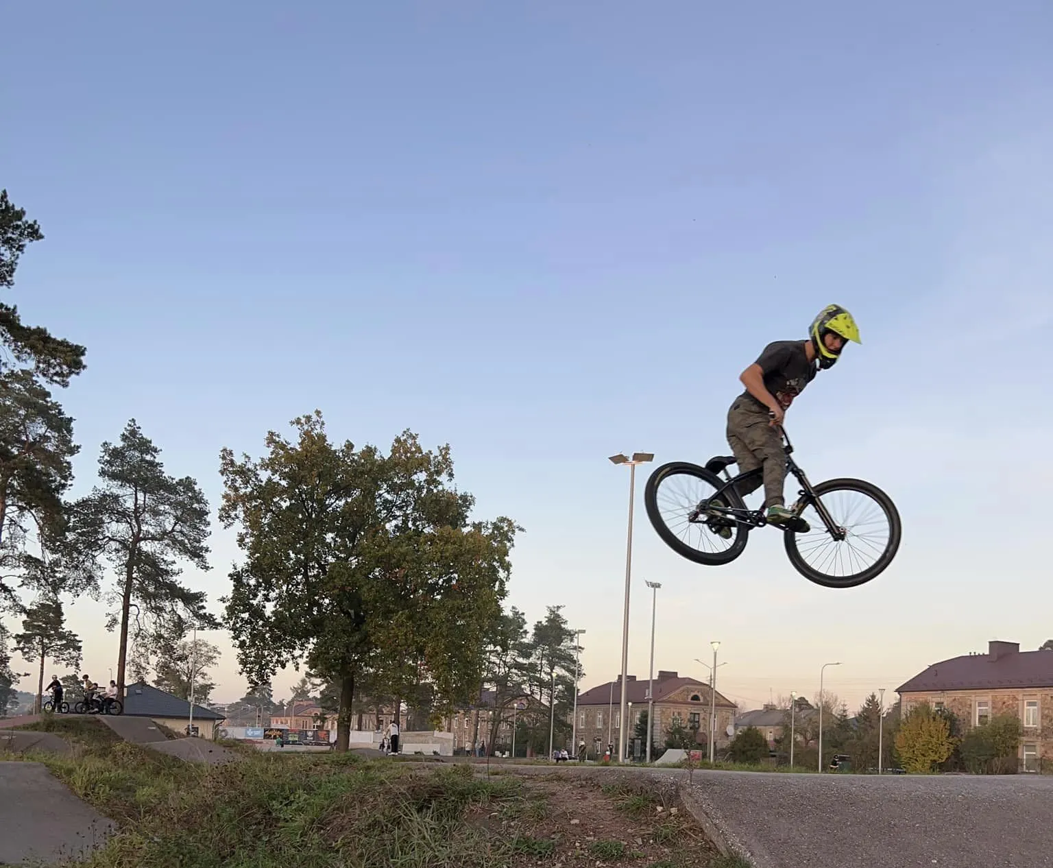 rowerzysta wykonujący sztuczkę na pumptracku